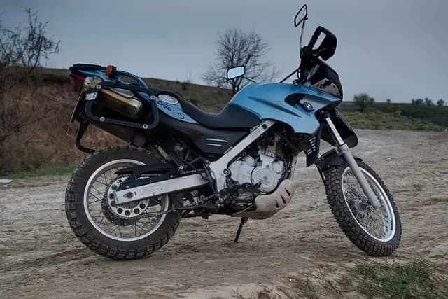 Ile kosztuje przerejestrowanie motoroweru? Sprawdź wszystkie opłaty