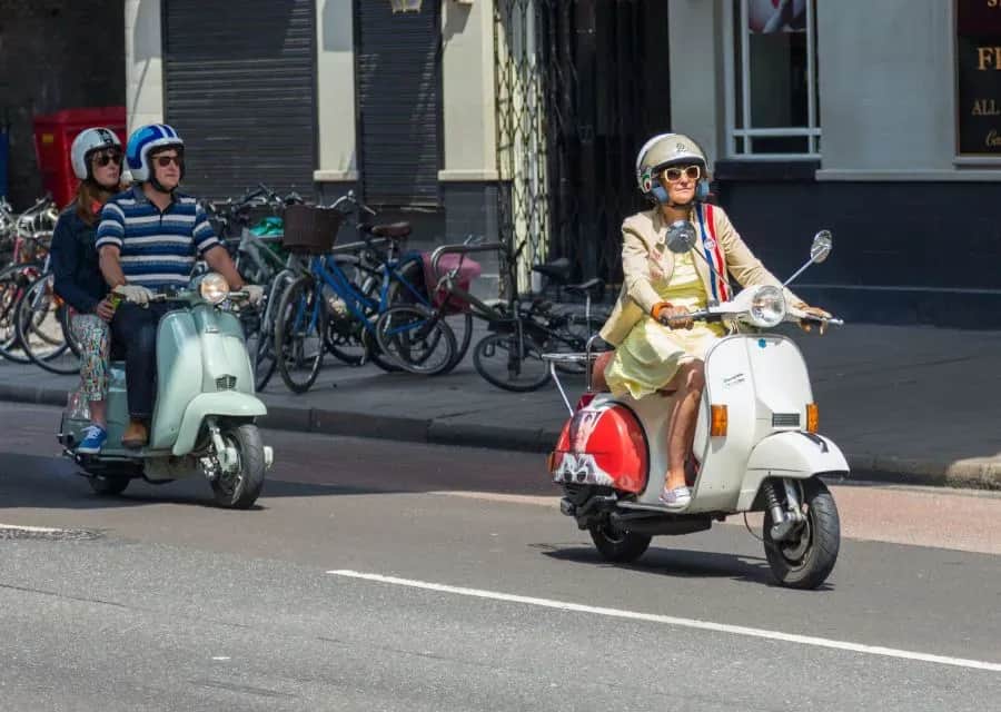 Czy skuter to motorower? Odkryj kluczowe różnice i przepisy