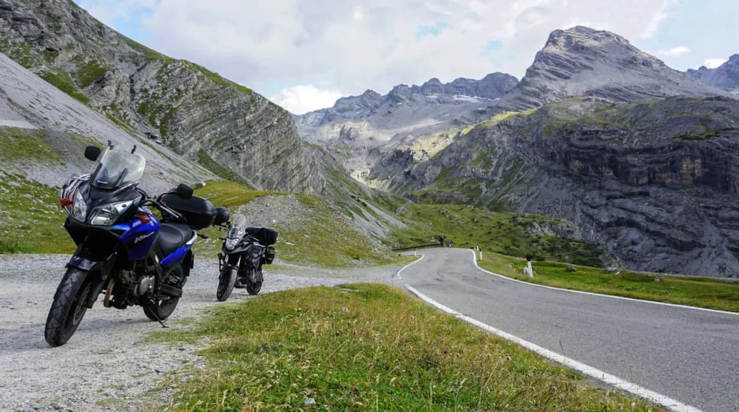 Najlepsze trasy motocyklowe w Austrii: emocjonujące przejażdżki i widoki