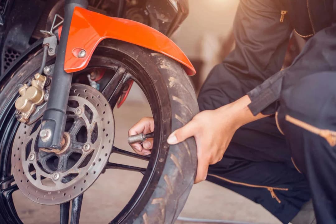 Ile powietrza w oponach motocyklowych? Kluczowe wartości i porady