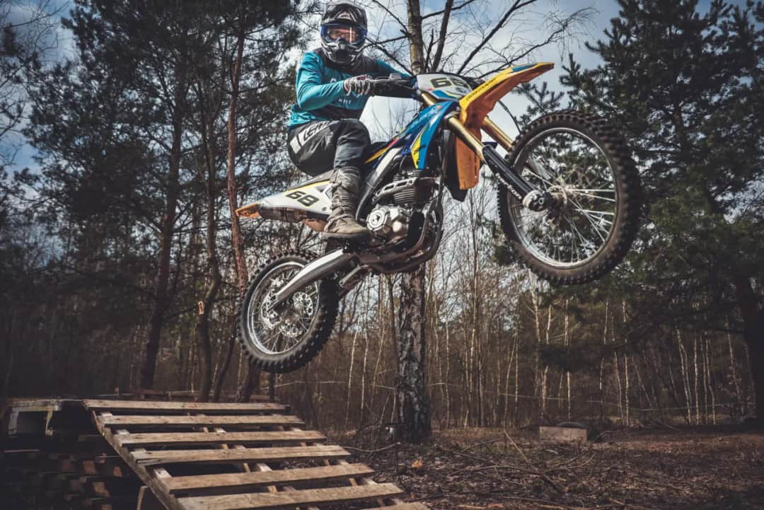 Jakie pierwsze enduro wybrać, aby uniknąć błędów początkującego?