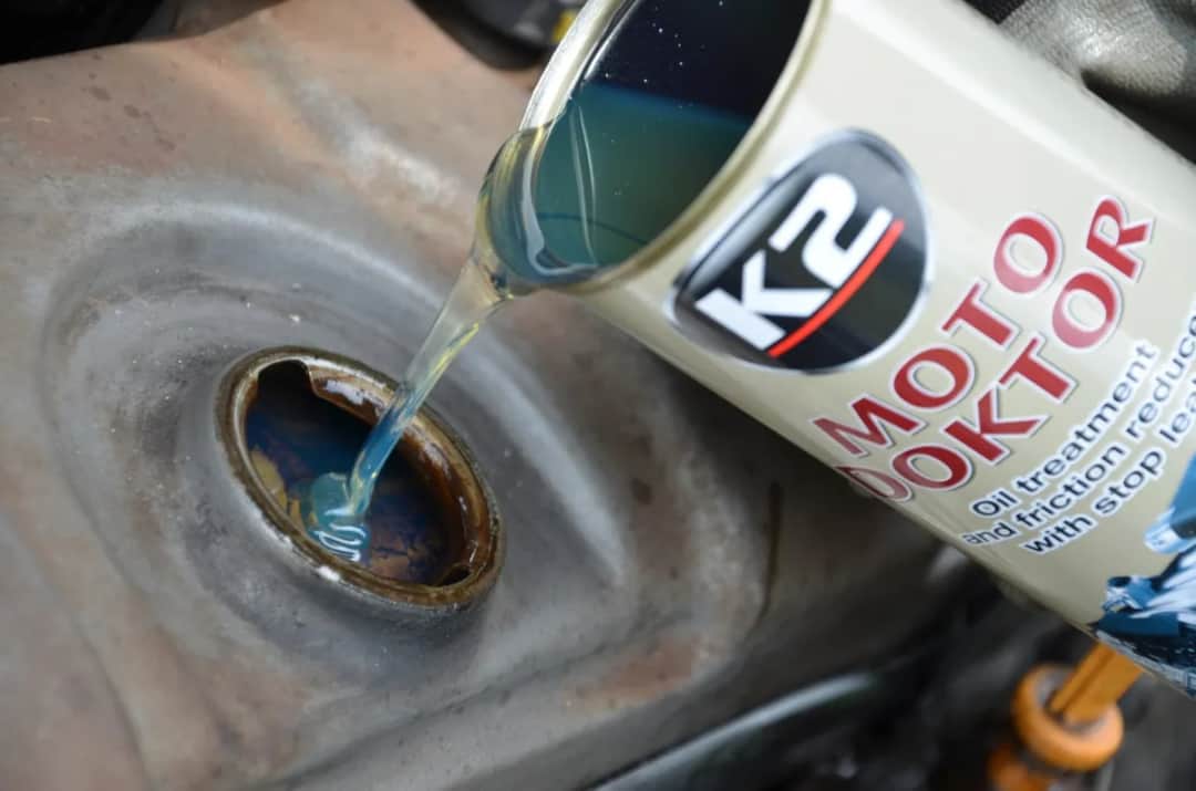 Czy można wlać olej motocyklowy do samochodu? Uniknij kosztownych błędów