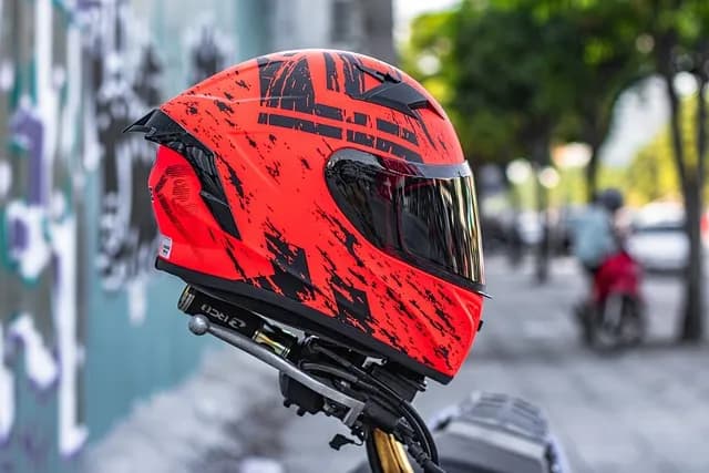 Jak wybrać kask motocyklowy, aby zapewnić sobie maksymalne bezpieczeństwo