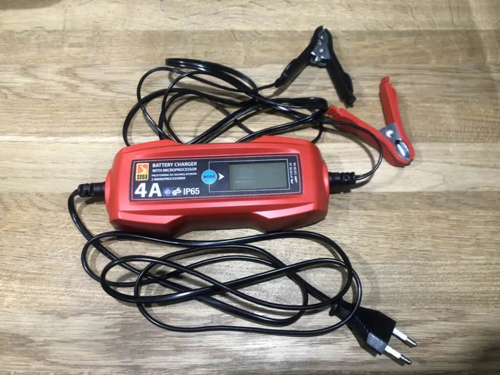 Najlepszy prostownik do akumulatora motocyklowego – uniknij błędów w wyborze