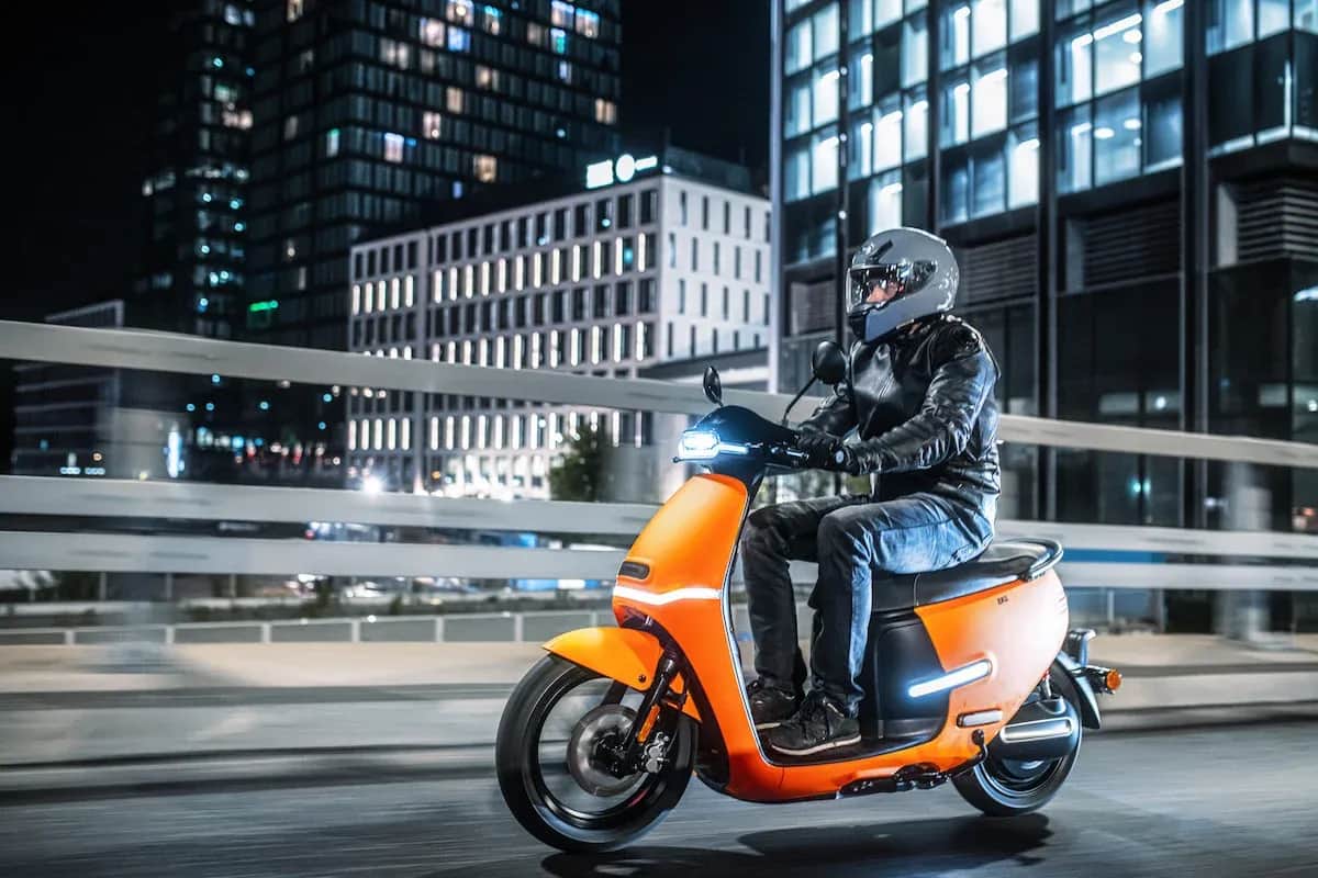 Czy motorowerem można jeździć po ścieżce rowerowej? Sprawdź przepisy!