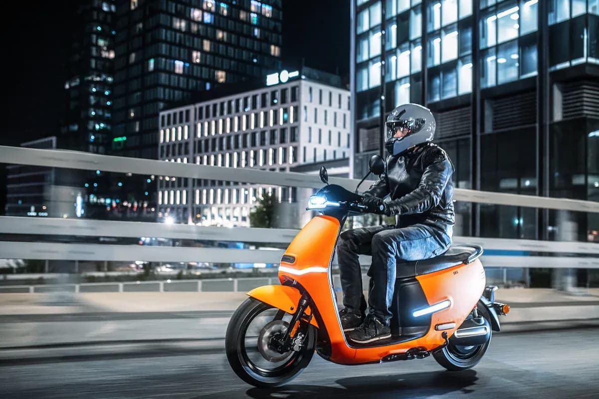 Czy motorowerem można jeździć po ścieżce rowerowej? Sprawdź przepisy!