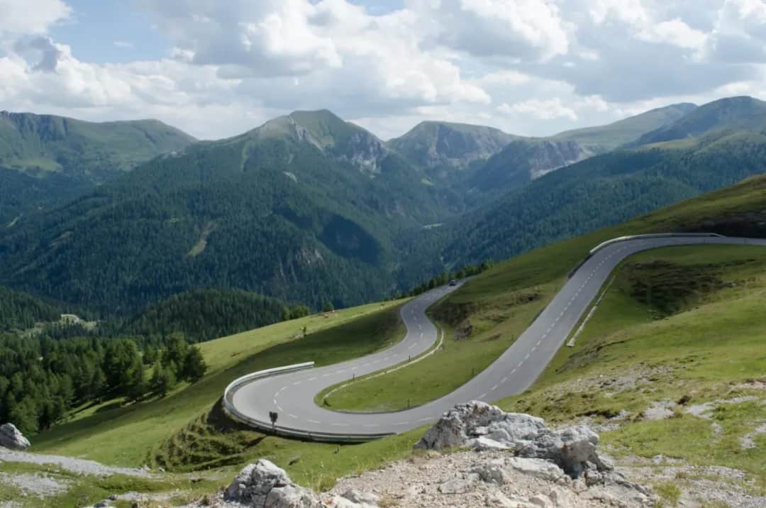 Najlepsze trasy motocyklowe w Alpach - uniknij najgorszych błędów