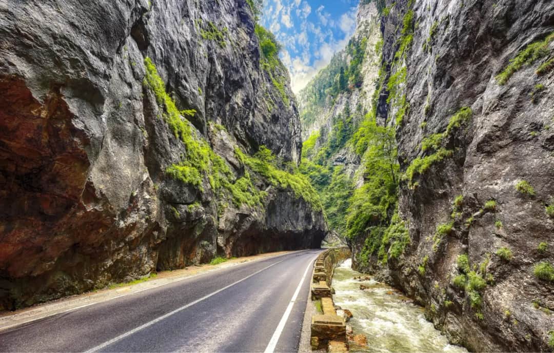 Najlepsze trasy motocyklowe w Rumunii, które musisz przejechać