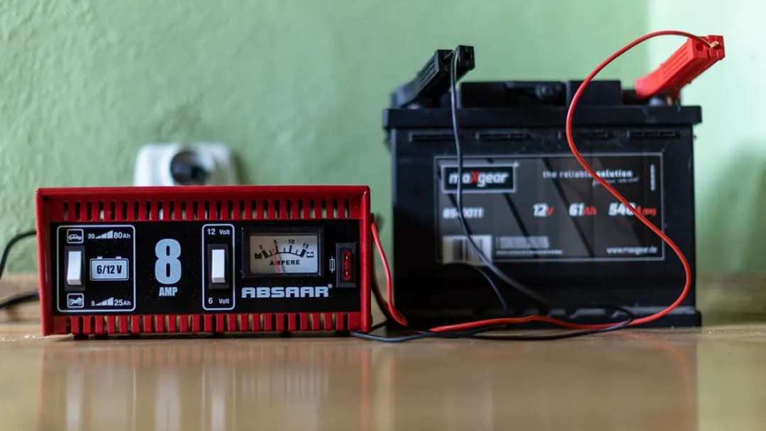 Jakim prądem ładować akumulator motocyklowy, aby uniknąć uszkodzeń?