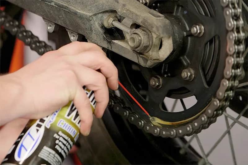 Jak zakuć łańcuch motocyklowy i uniknąć problemów z jego trwałością