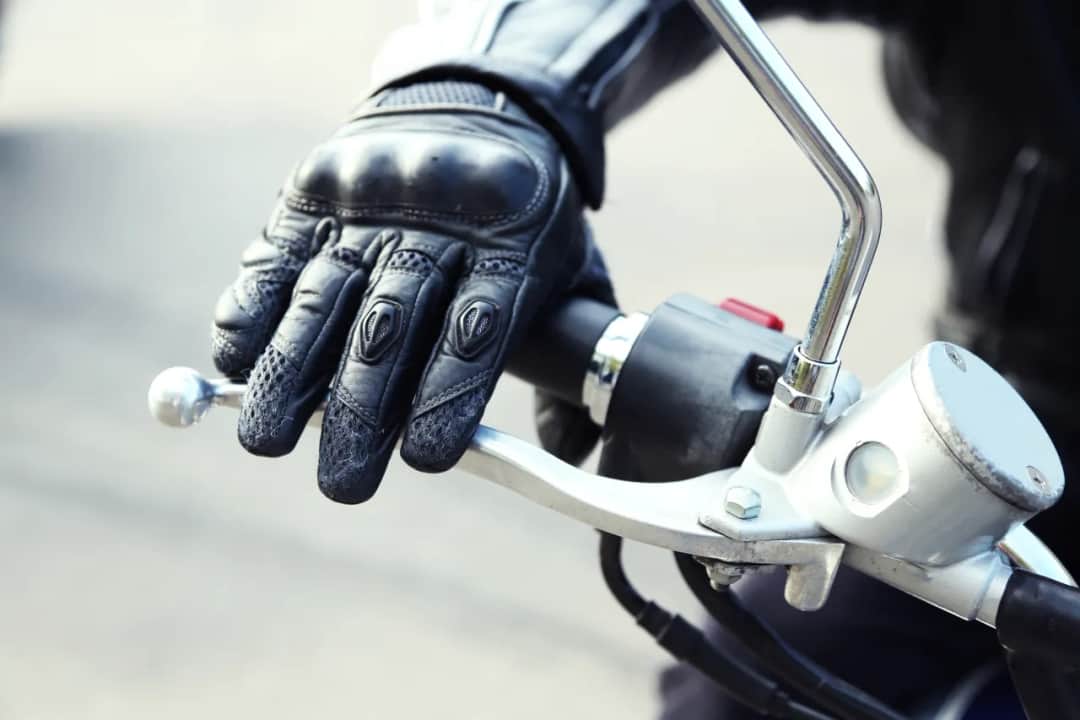 Jak dobrać rozmiar rękawic motocyklowych, aby uniknąć błędów w zakupie