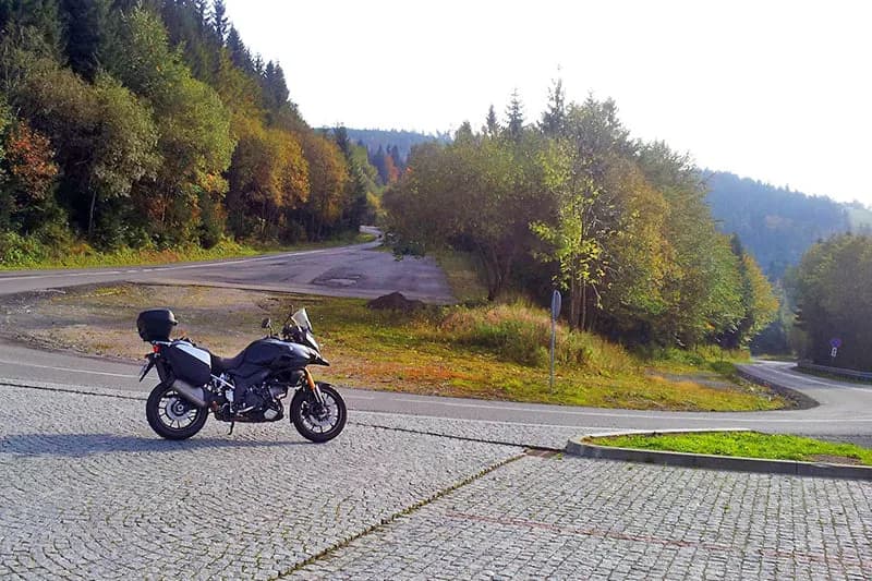 Najlepsze trasy motocyklowe w łódzkim - odkryj piękno regionu